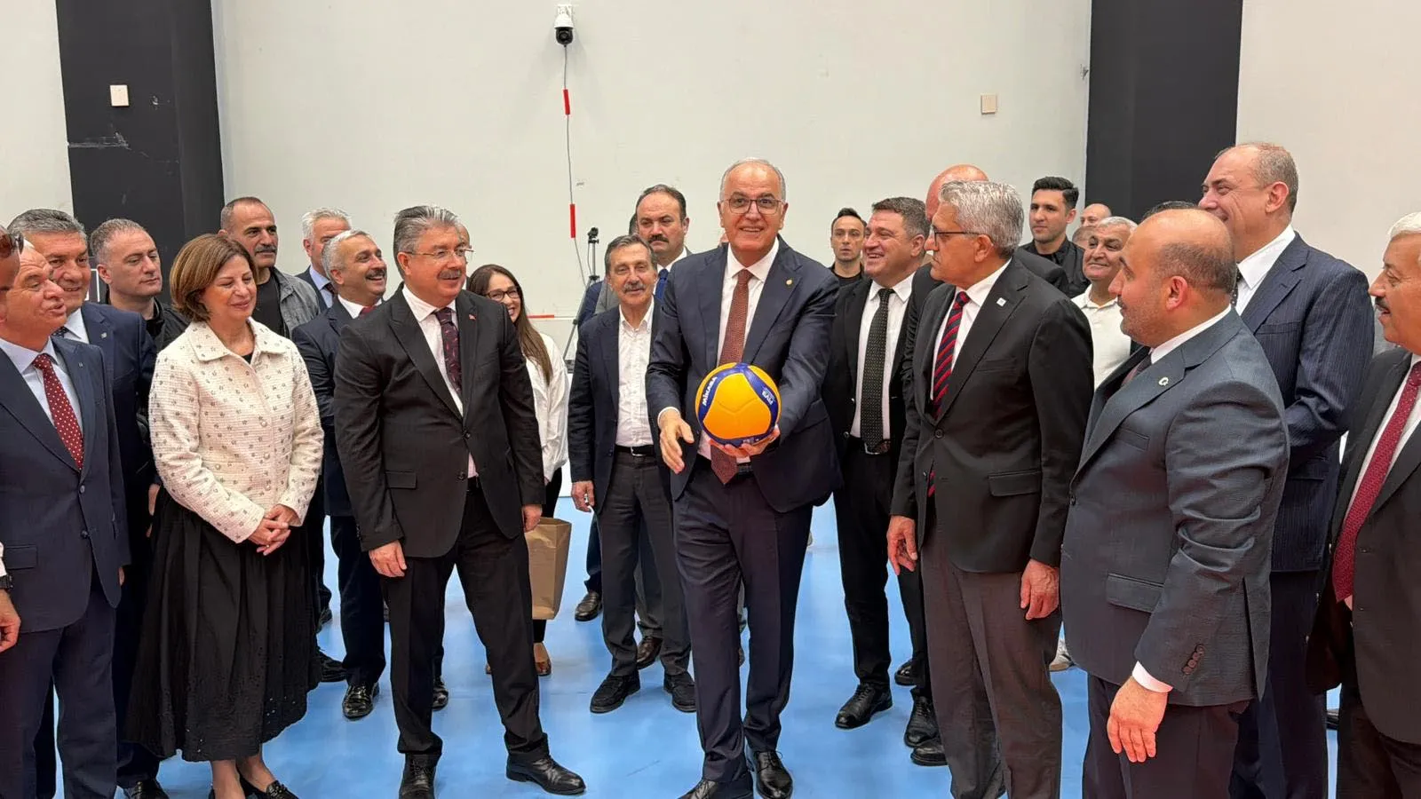 Eskişehir’de voleybol şöleni deprem şehidi Emincan Kocabaş anısına başladı