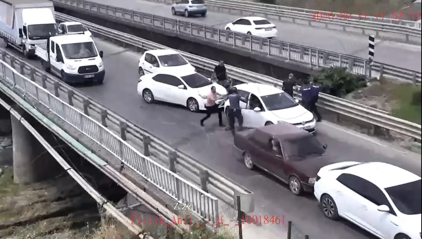 Osmaniye'de cezaevi önünde silahlı saldırı ve araç gaspı kamerada