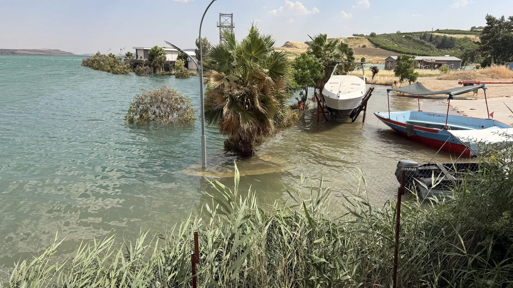 Atatürk Barajı taştı Kahta'da yürüyüş yolları ve restoranlar sular altında