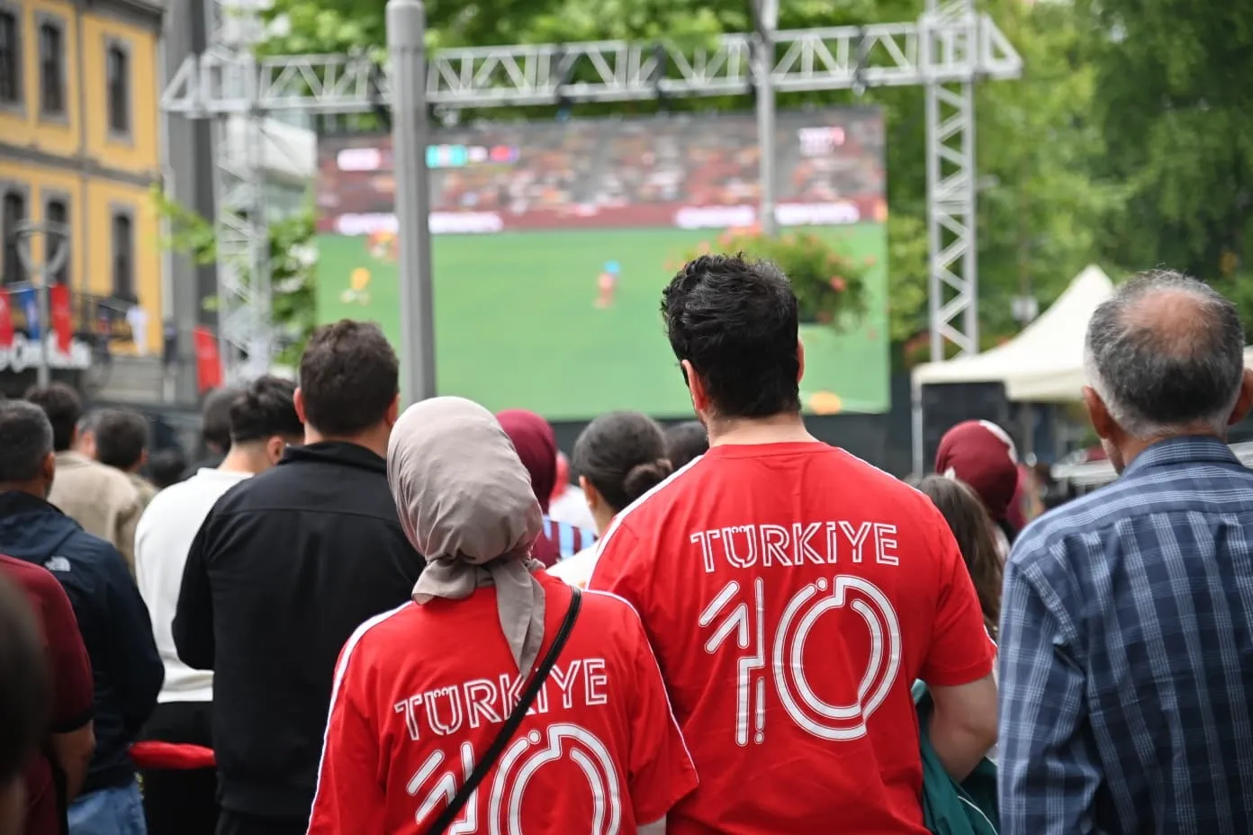 Trabzon Meydanı milli maç için dev ekrana kilitlendi