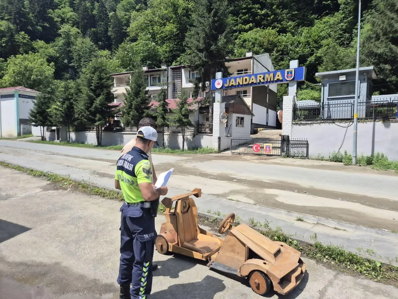 Ayder yolunda tahta arabayla hız denemesi yapan sürücüye ceza