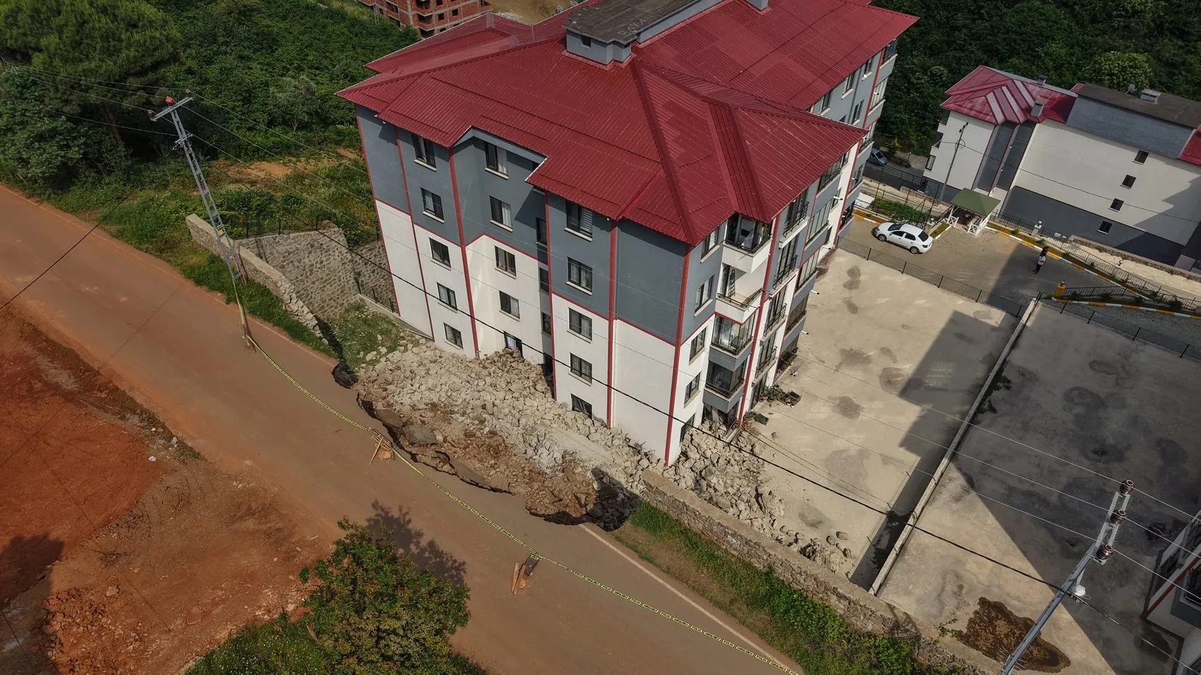 Trabzon'da faciadan dönüldü İstinat duvarı evin içine çöktü