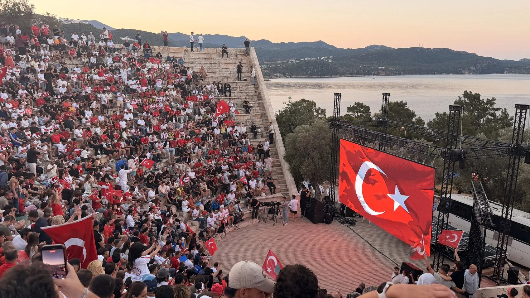 Kaşlılar milli maçı 2 bin yıllık antik tiyatroda izledi