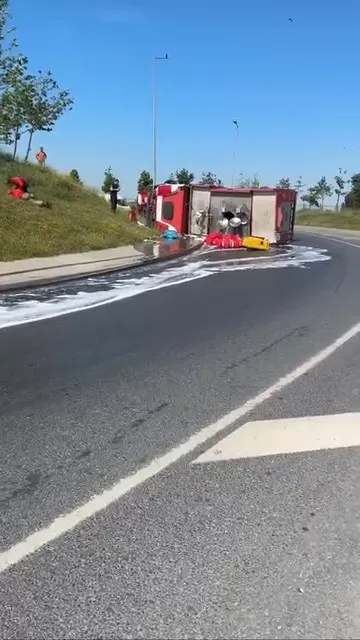 Bağcılar'da yol ortasında devrilen itfaiye aracı trafiği kilitledi