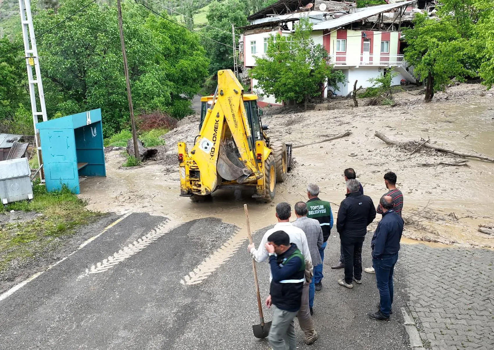 Erzurum Tortum'da toprak kayması yolları kapattı