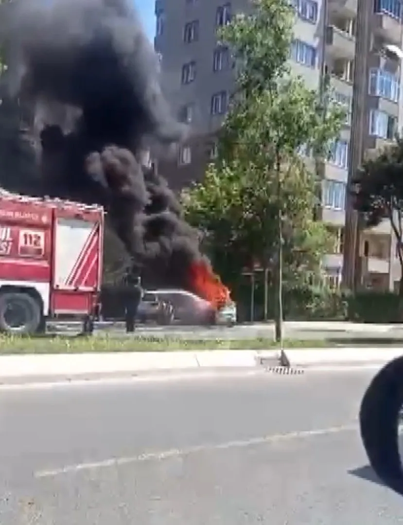 Beylikdüzü’nde park halindeki elektrikli otomobil alevlere teslim oldu