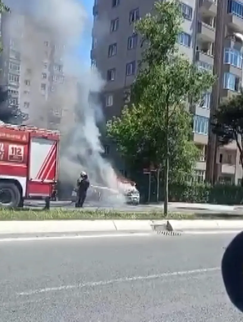 Beylikdüzü’nde park halindeki elektrikli otomobil alevlere teslim oldu
