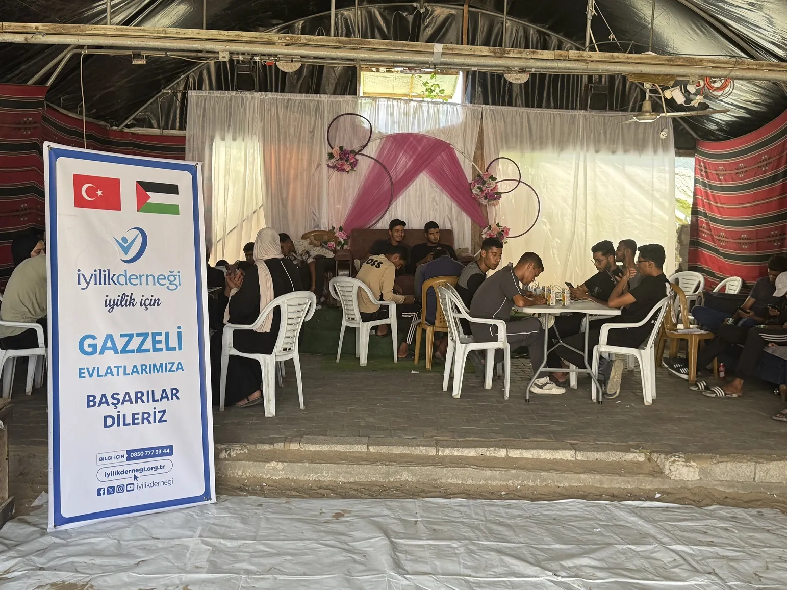 Gazze’de öğrenciler yıkılan okulun yerine çadırda sınava giriyor