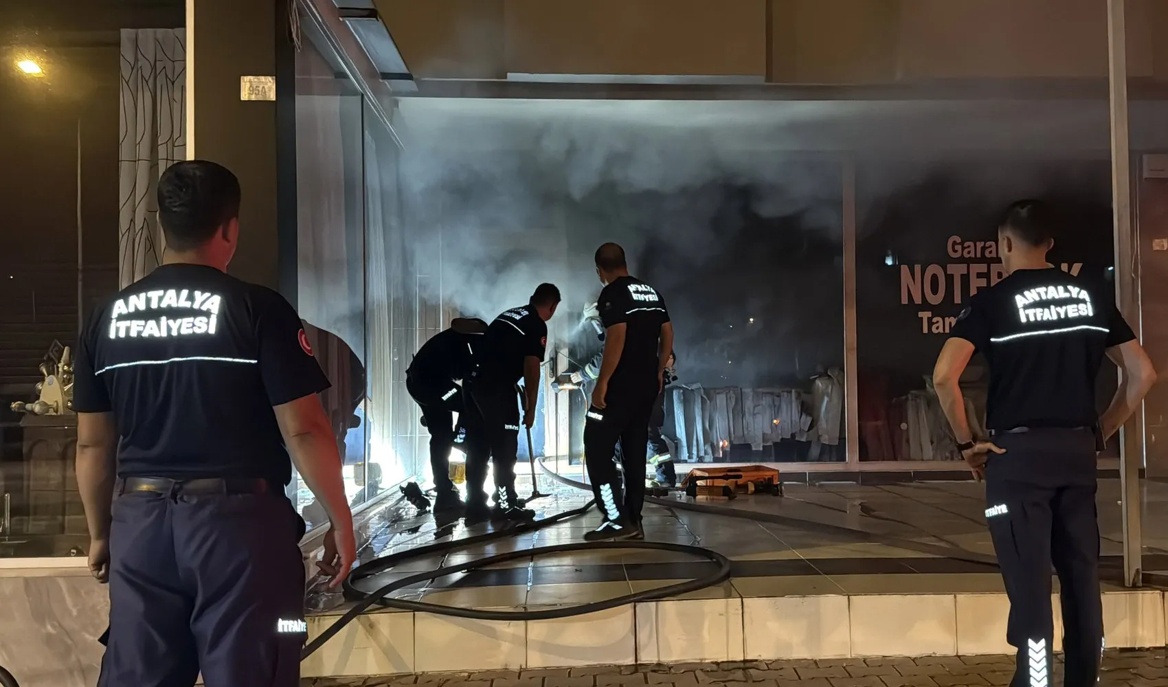 Antalya’da bilgisayar tamir dükkanı küle döndü