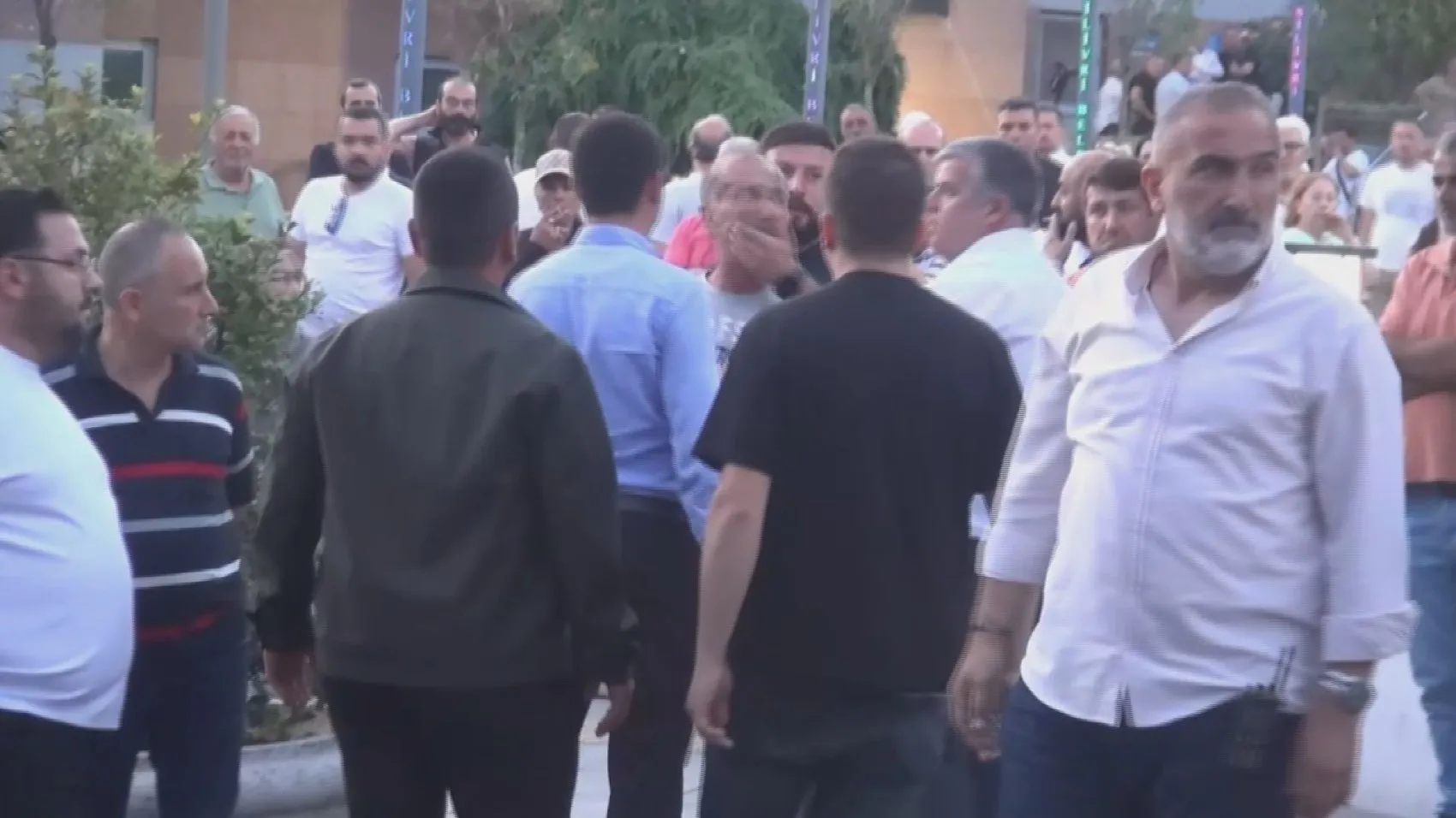 Silivri Belediyesi yolsuzluk soruşturmasında adliye önü karıştı