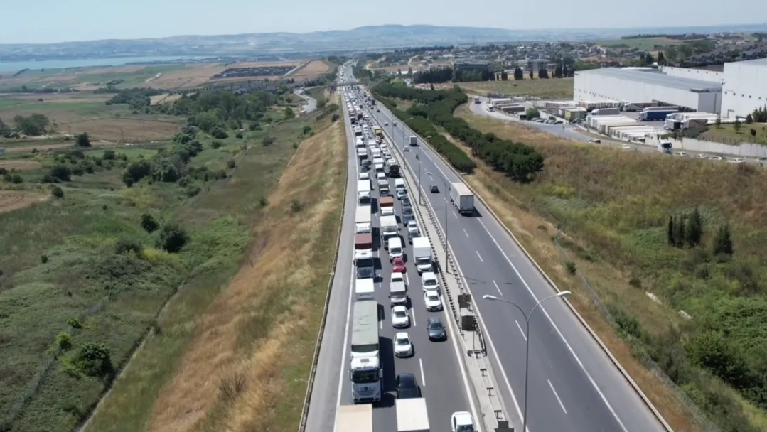 TEM Otoyolu'nda kamyonların karıştığı zincirleme kazada trafik kilitlendi
