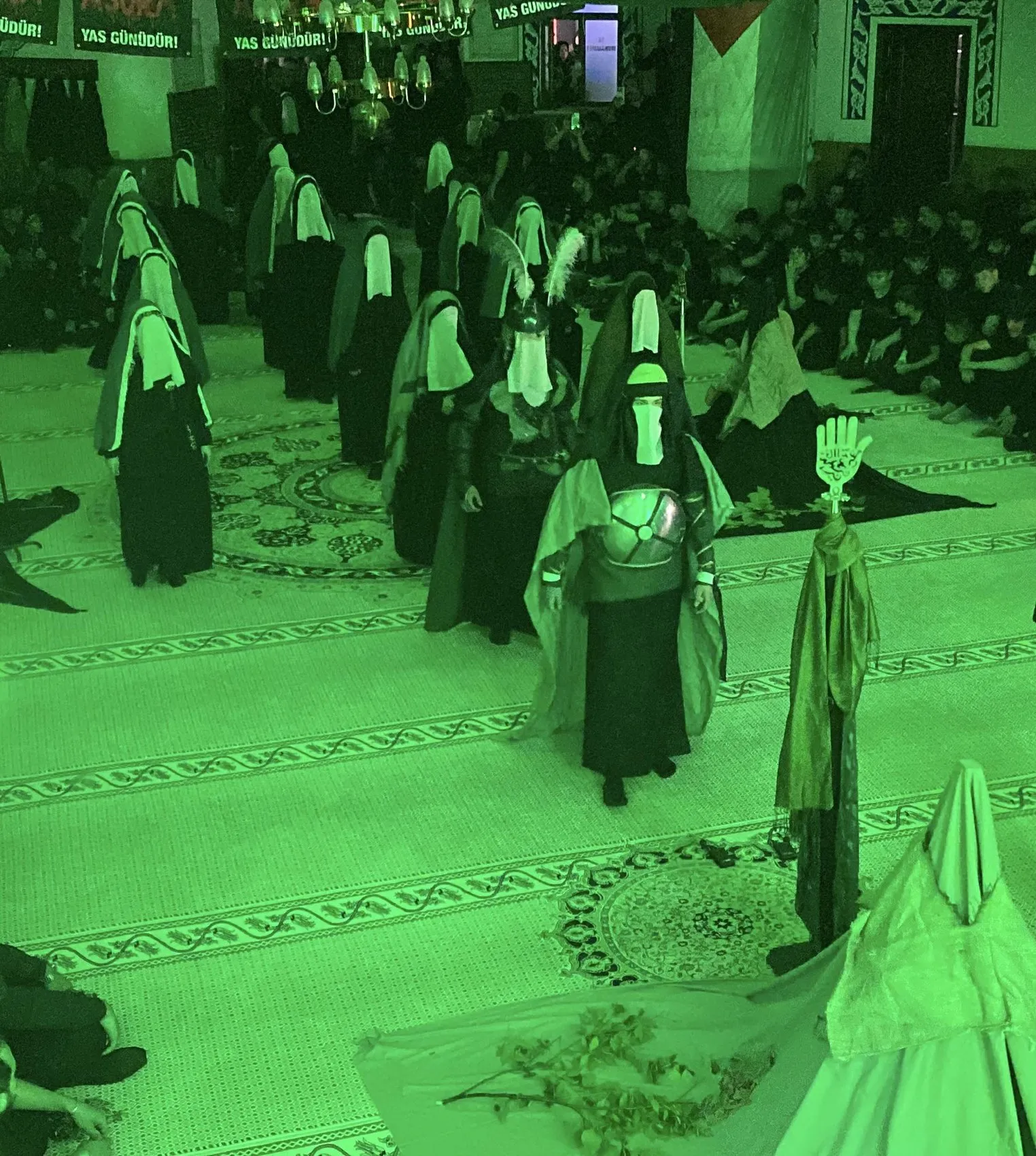Kars’ta Kerbela yasını tutan binlerce kişi meydanlara indi