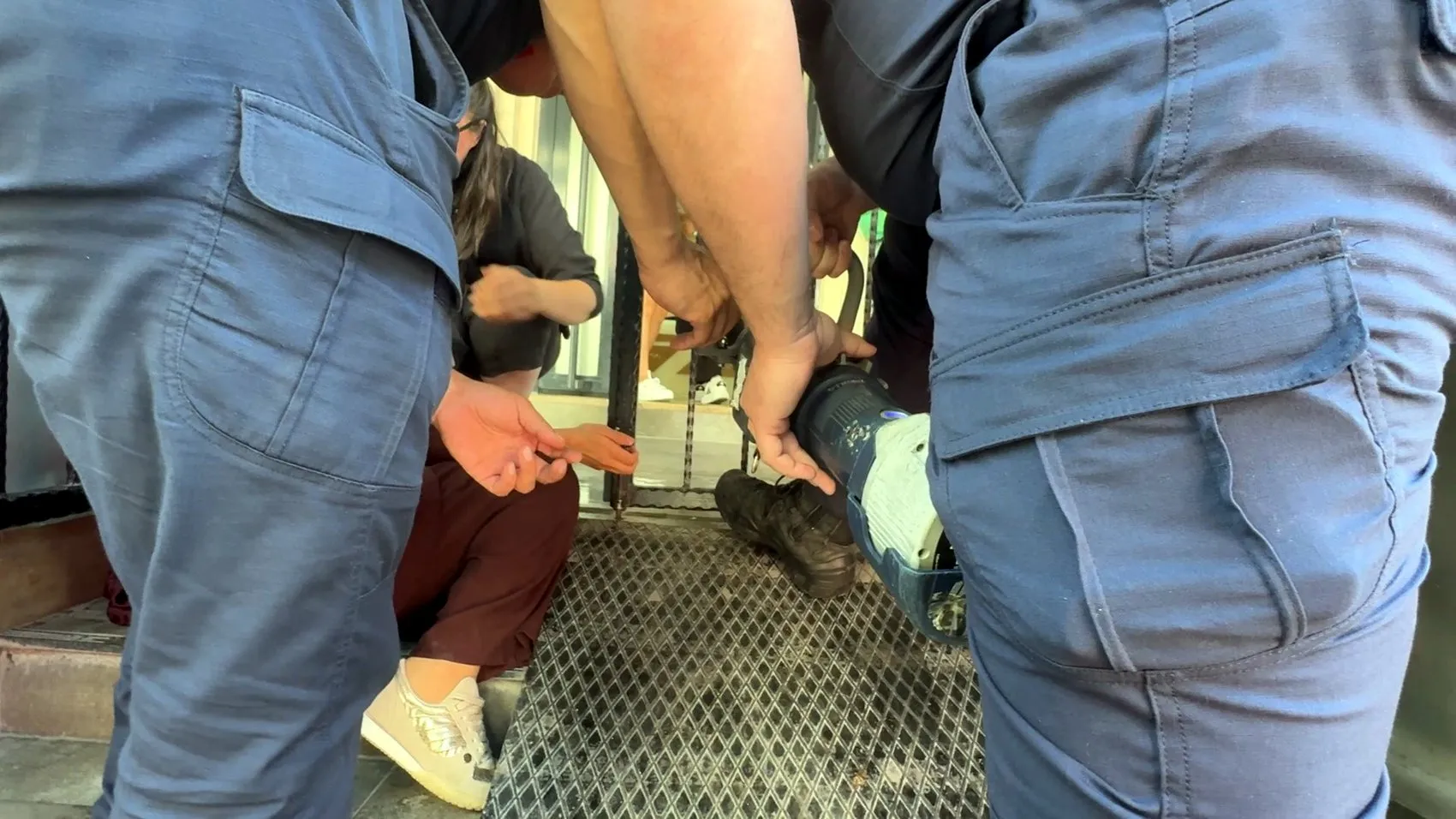 Avcılar’da talihsiz kaza İtfaiye parmağı sıkışan anneyi kurtardı