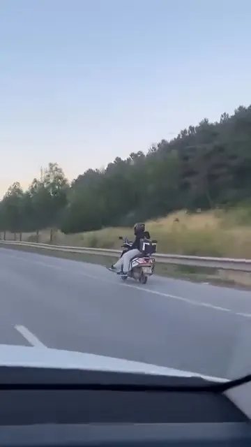 Ümraniye trafiğinde akılalmaz motosiklet şovu