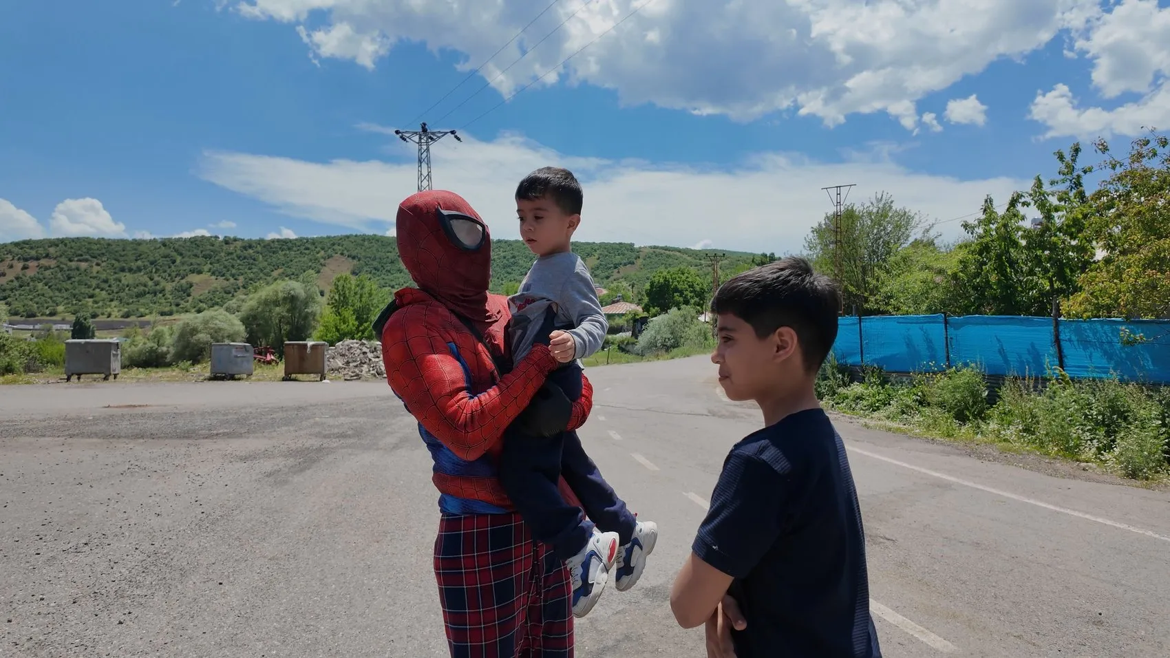 Bingöl’ün köyünde Örümcek Adam sürprizi