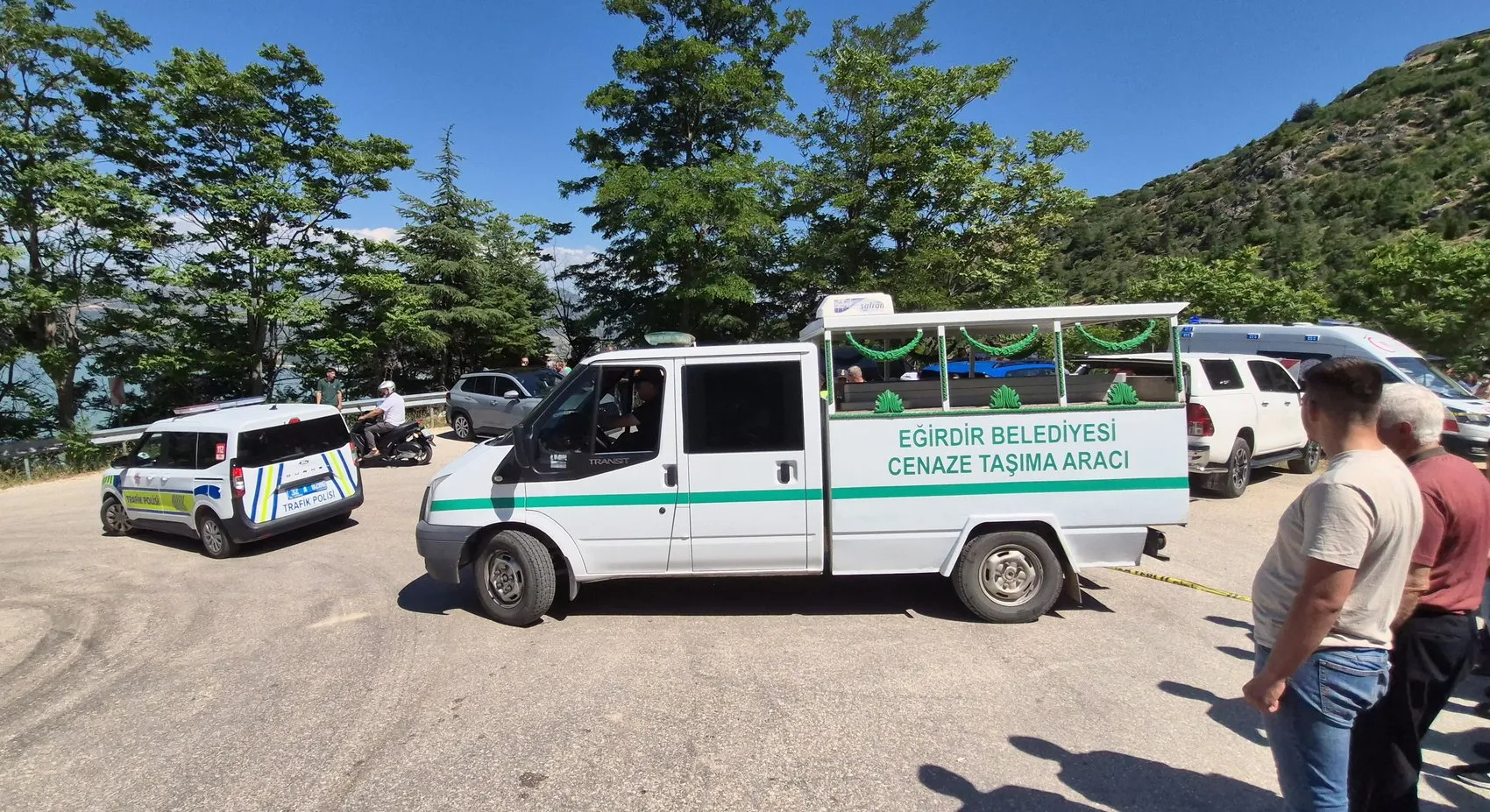Isparta Eğirdir'de park halindeki araçta iki cansız beden bulundu