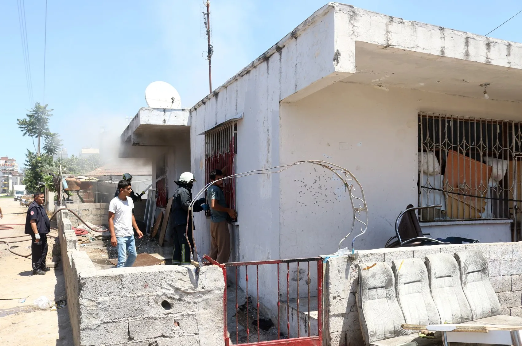 Antalya Kepez’de şüpheli yangın İki komşu ev aynı anda alev aldı