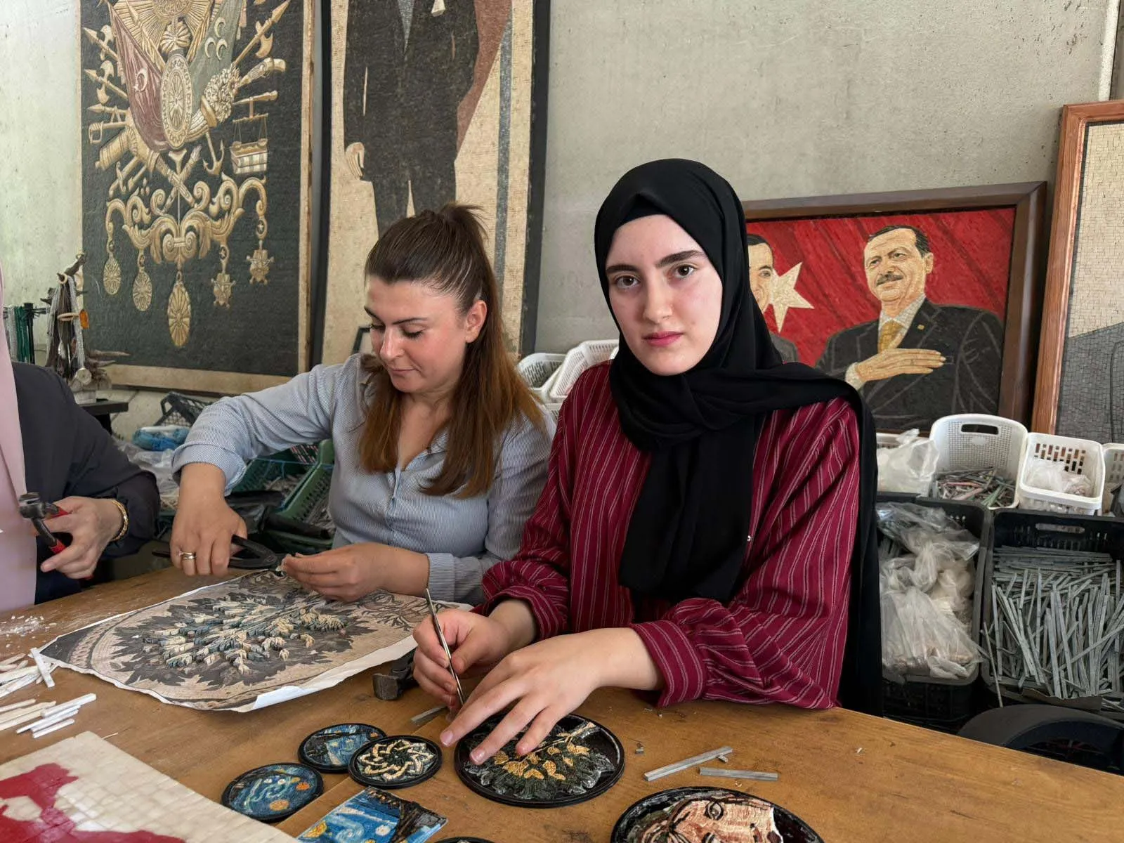 Reyhanlılı kadınlar Erdoğan’ın portresini 100 bin taşla işledi