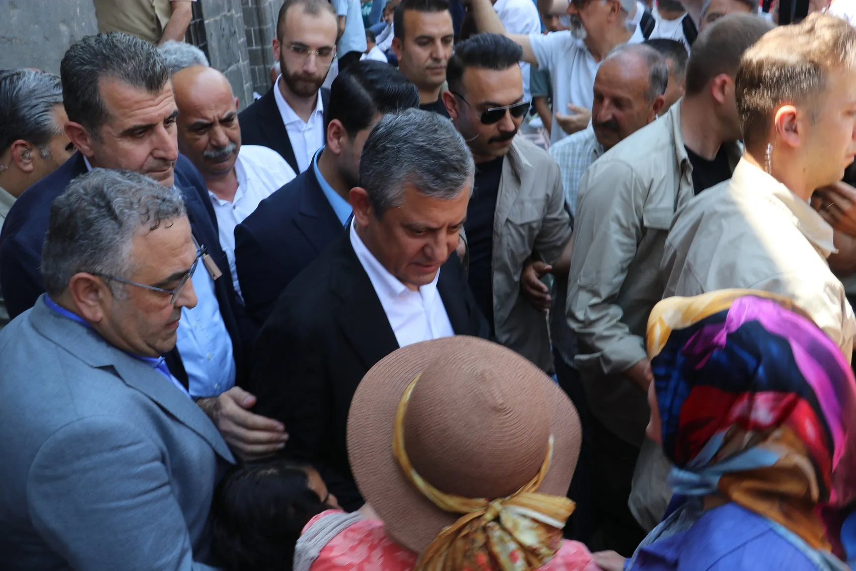 Özgür Özel Diyarbakır'da sokak siyasetini işaret etti