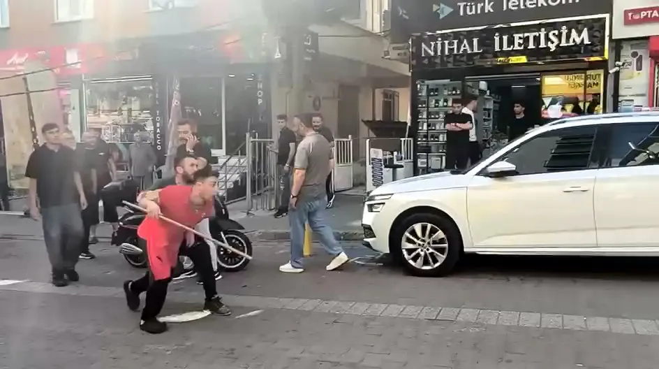 Avcılar sokaklarında sopalı kavga anbean görüntülendi