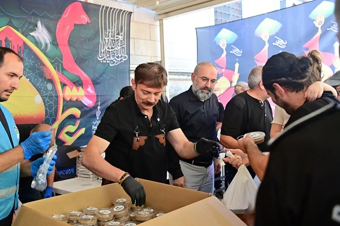 Bahçelievler'de aşure bereketi mahalle sofrasında buluştu