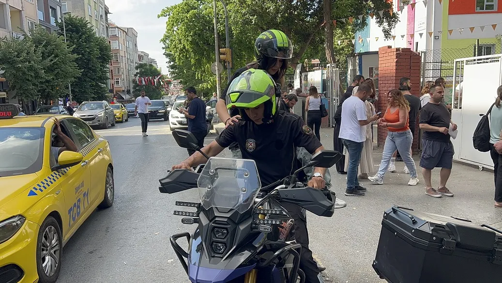 Bahçelievler'de zabıta ekipleri sınava yetişemeyen 11 öğrenciyi kurtardı