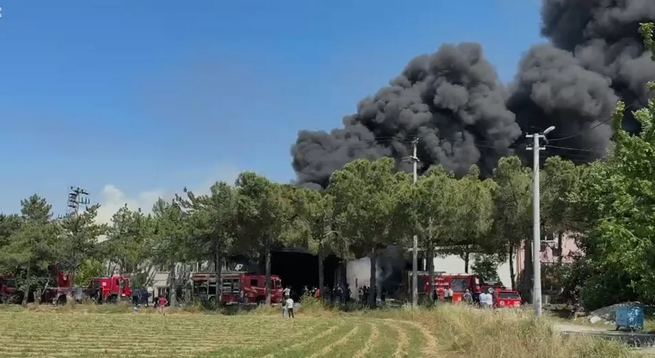 Denizli'de kauçuk fabrikasından yükselen dumanlar şehri sardı