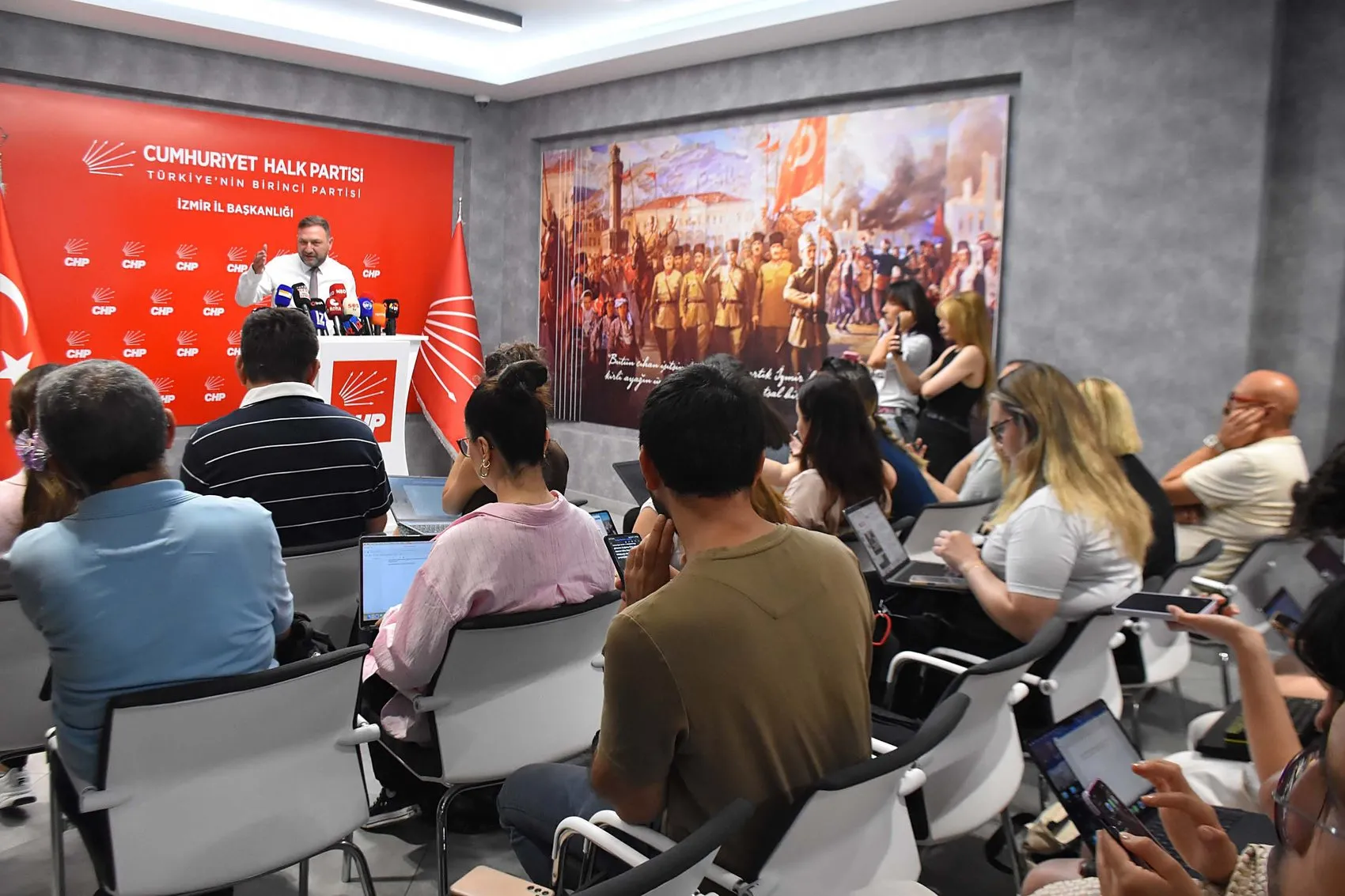 CHP İzmir'de yeni dönem Başkan Gümrükçü'den Cemil Tugay'a çağrı