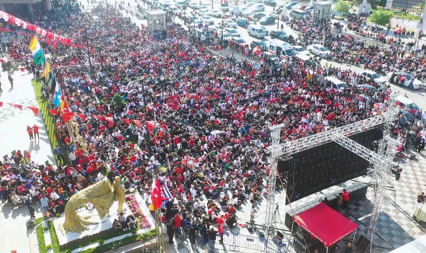 Keçiörenliler milli maç için sabahın ilk ışıklarıyla meydanda buluştu