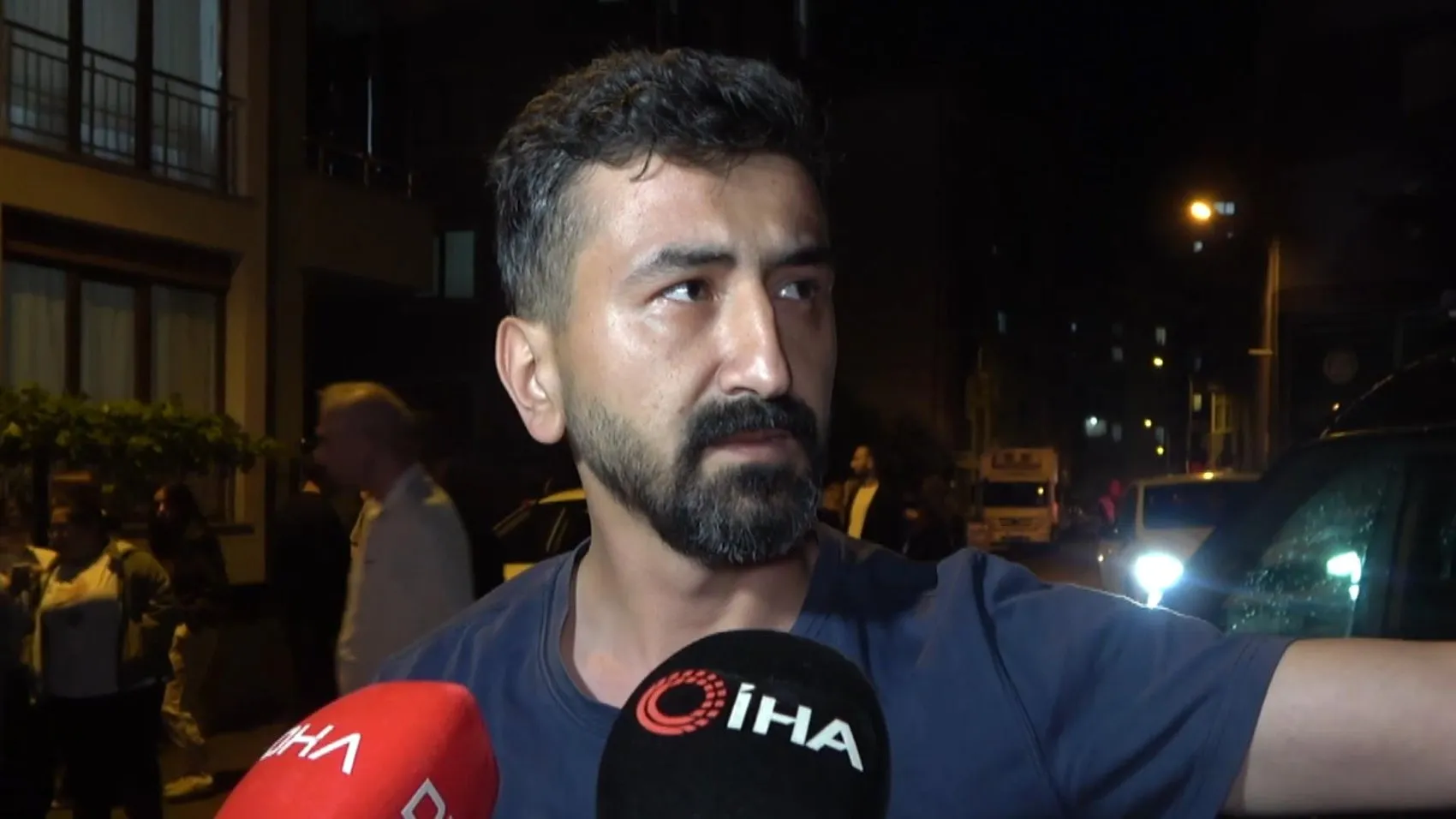 Çekmeköy'de kontrolden çıkan servis minibüsü bahçeye uçtu