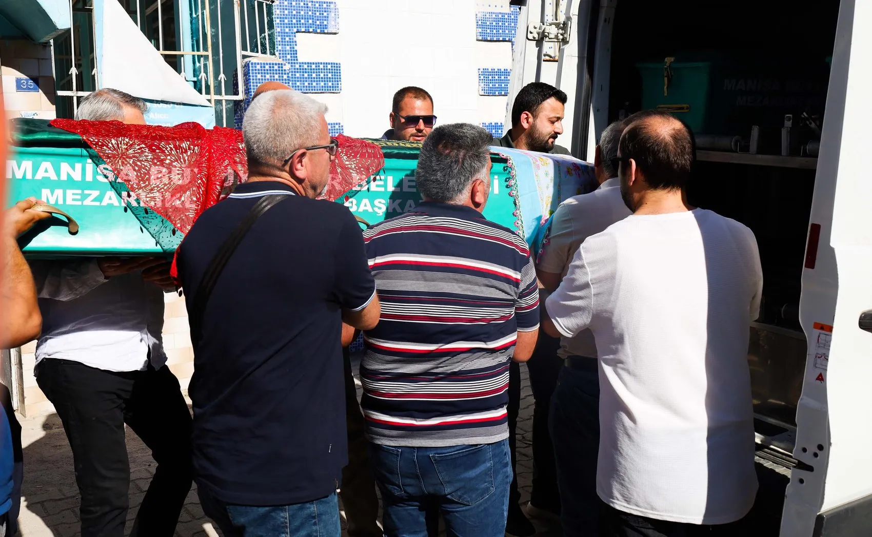 Uzaklaştırma kararına rağmen eşini öldürdü