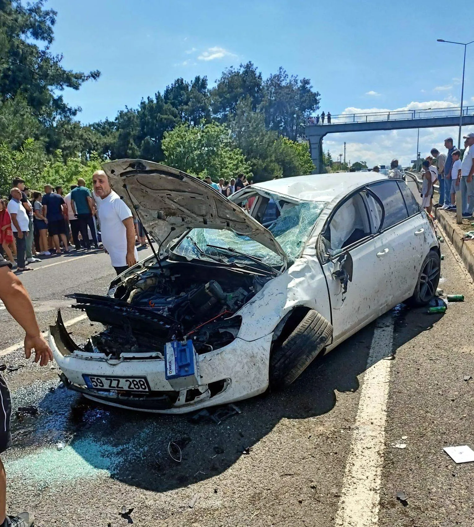 Düğün hazırlığındaki çiftin otomobili takla attı
