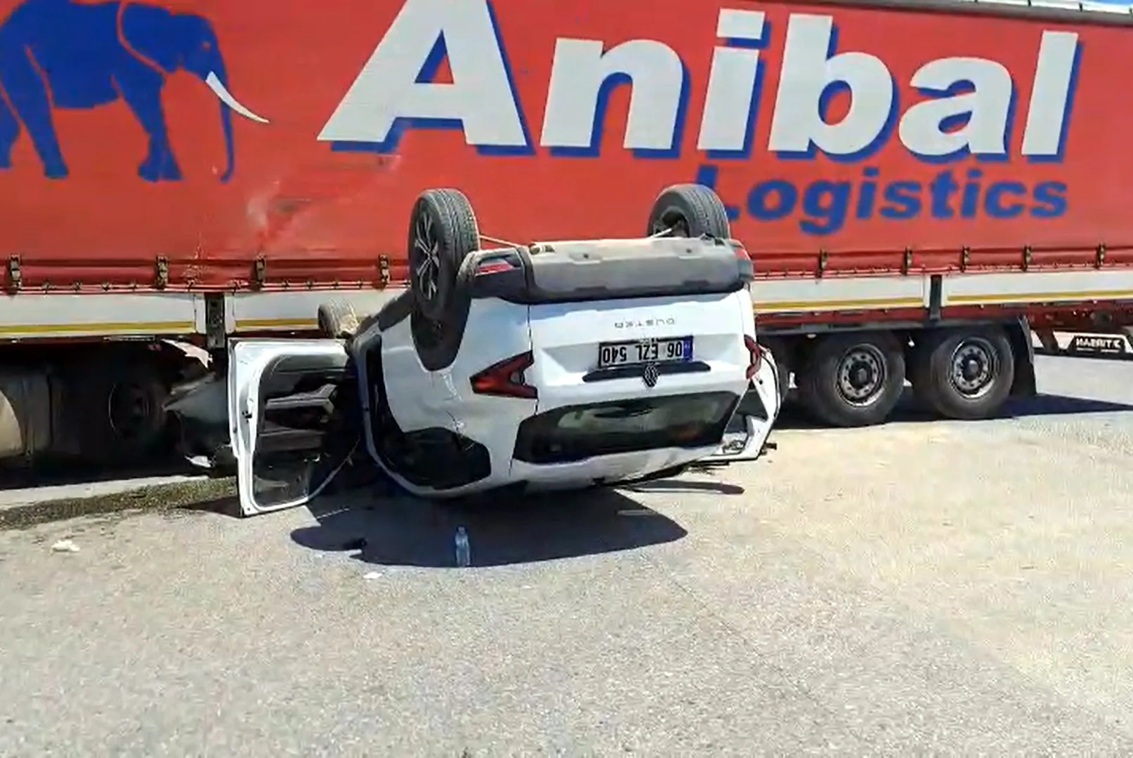 Edirne’de feci kaza Kavşakta takla atan otomobilden 3 kişi yaralı çıktı
