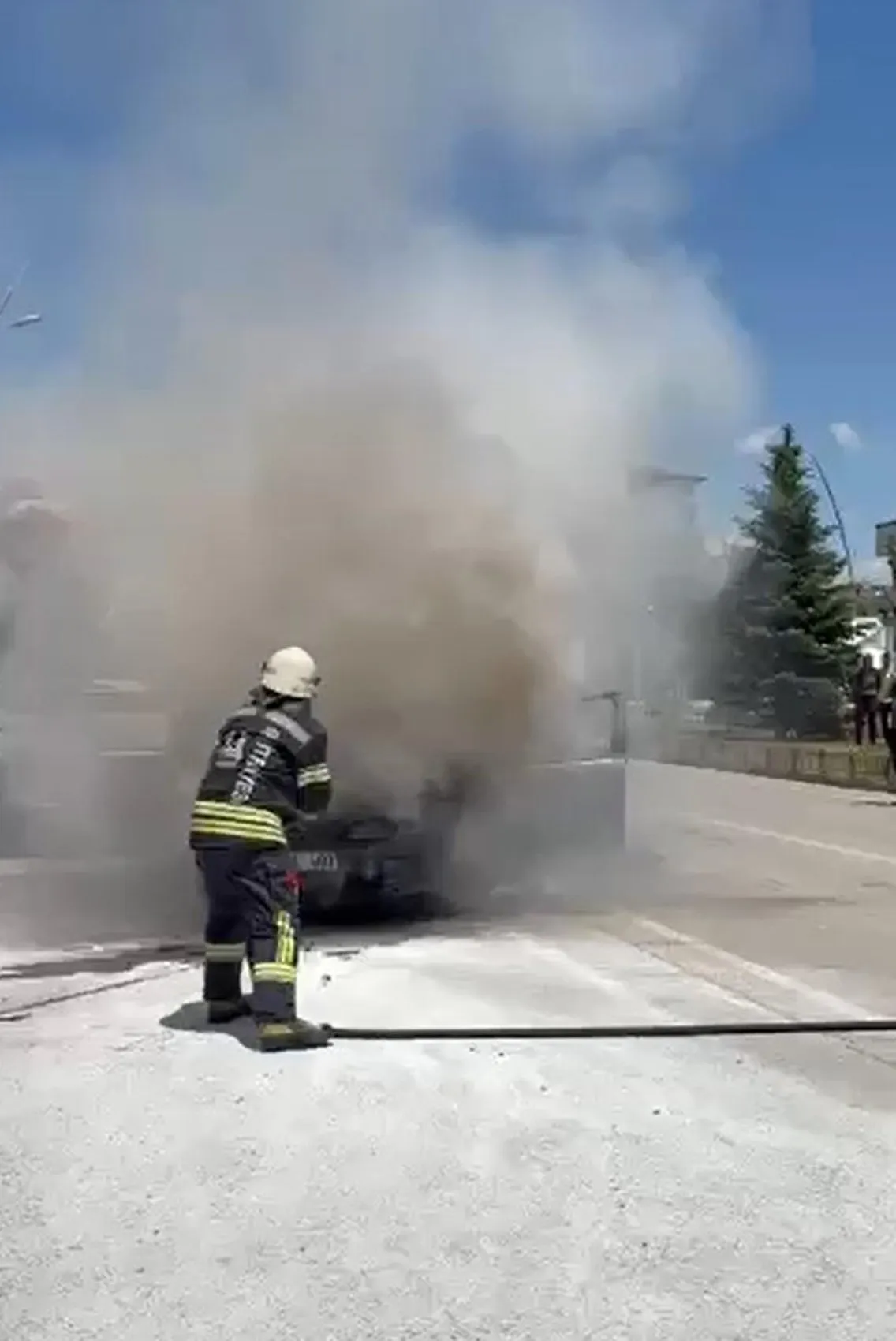 Erzurum’da seyir halindeki otomobil alevlere teslim oldu
