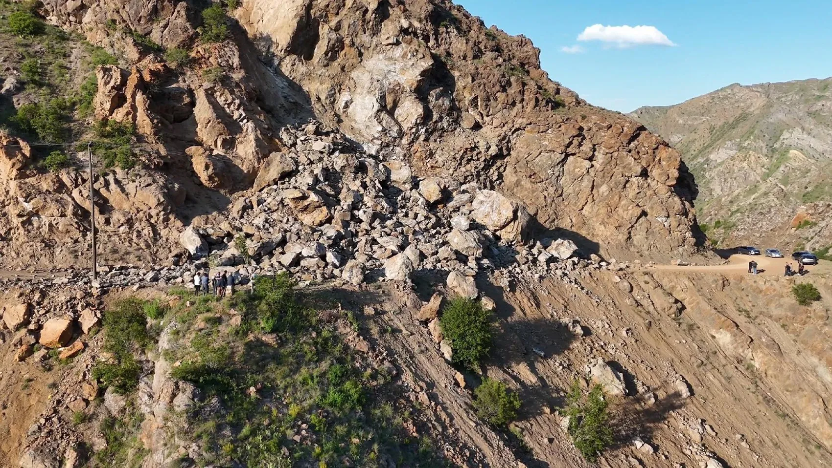 Erzurum’da mahalle yolunu kapatan kayalar isyan ettirdi