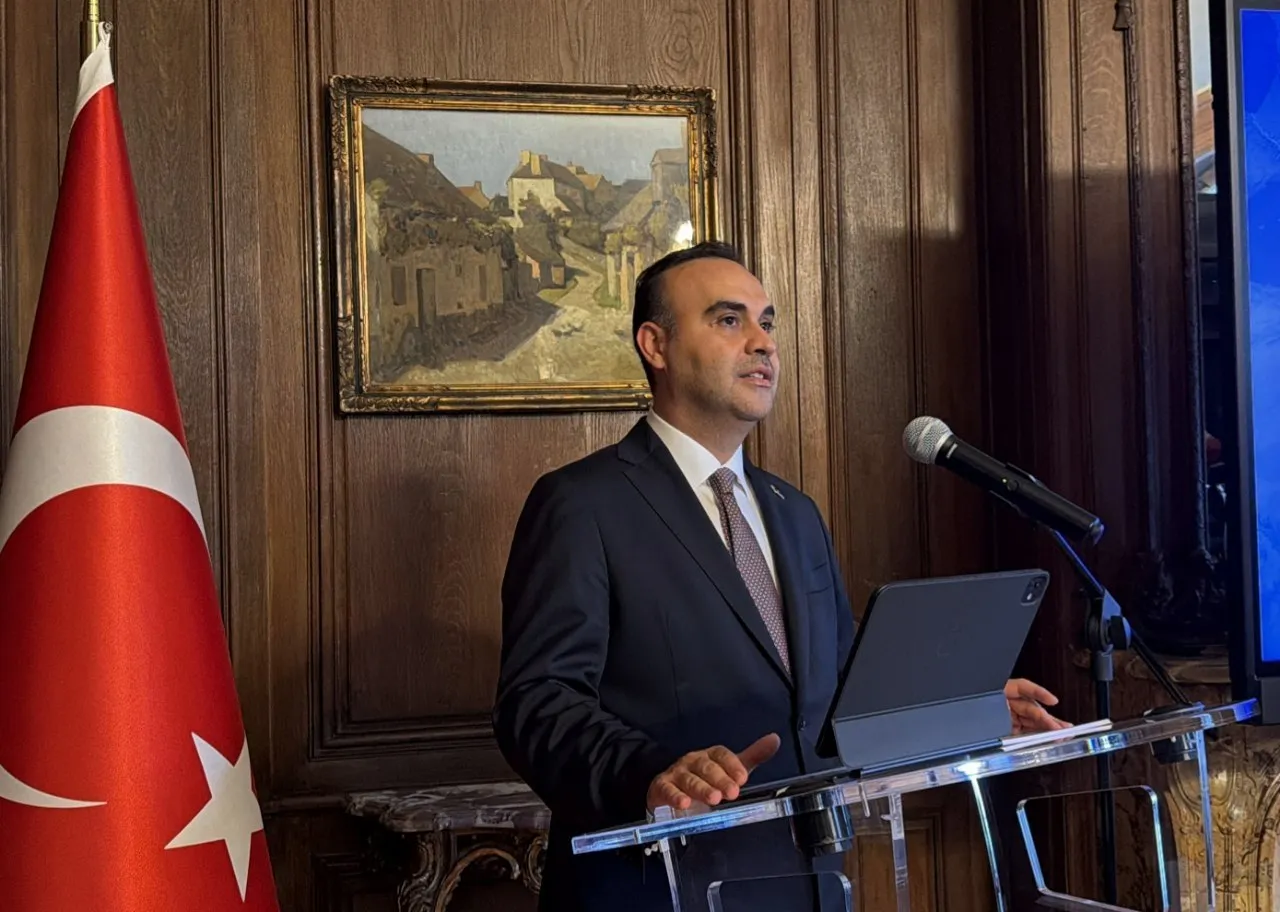 Bakan Kacır Paris'te teknoloji yatırımları için çağrı yaptı
