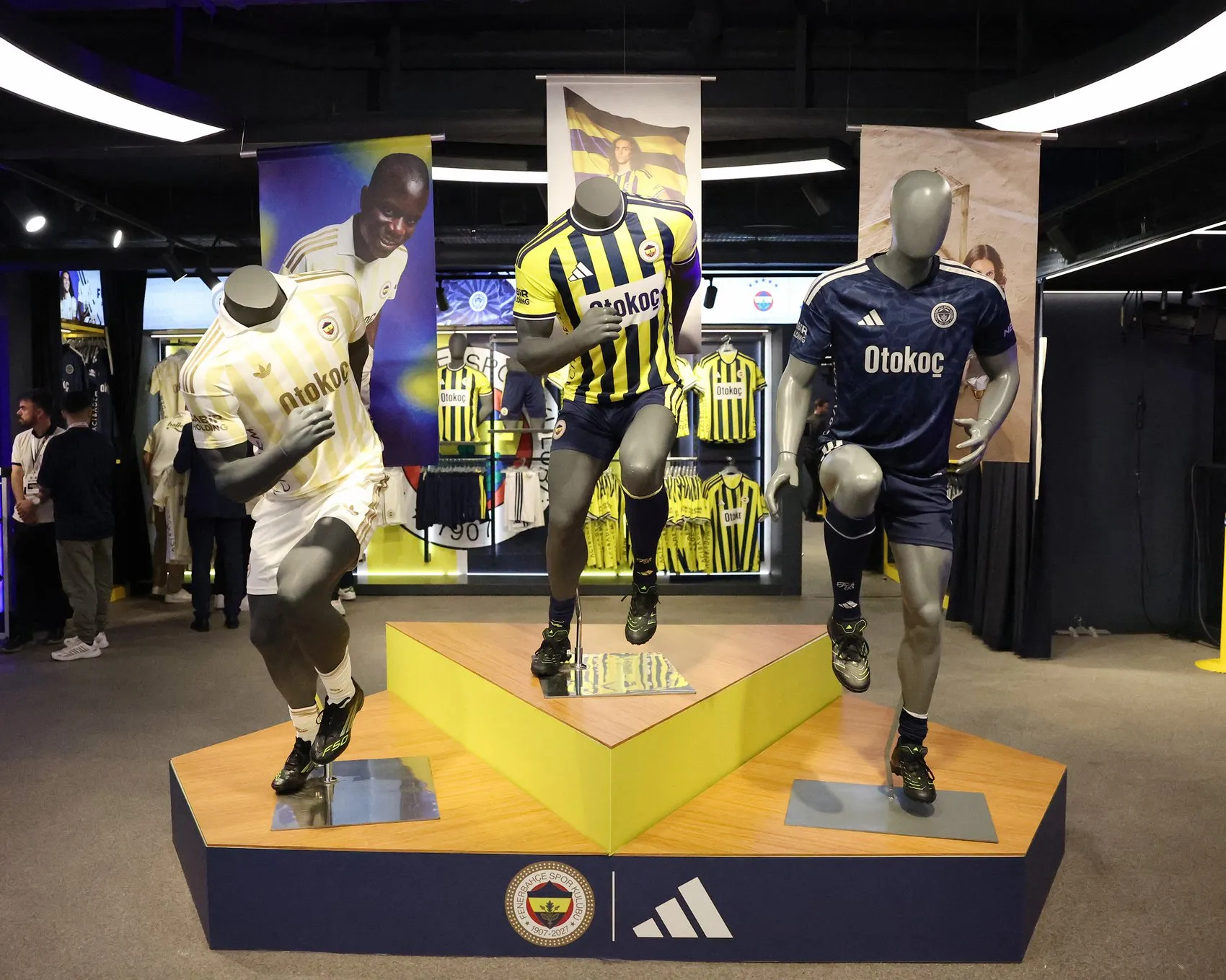 Fenerbahçe 120’nci yıl formalarını görkemli bir törenle görücüye çıkardı