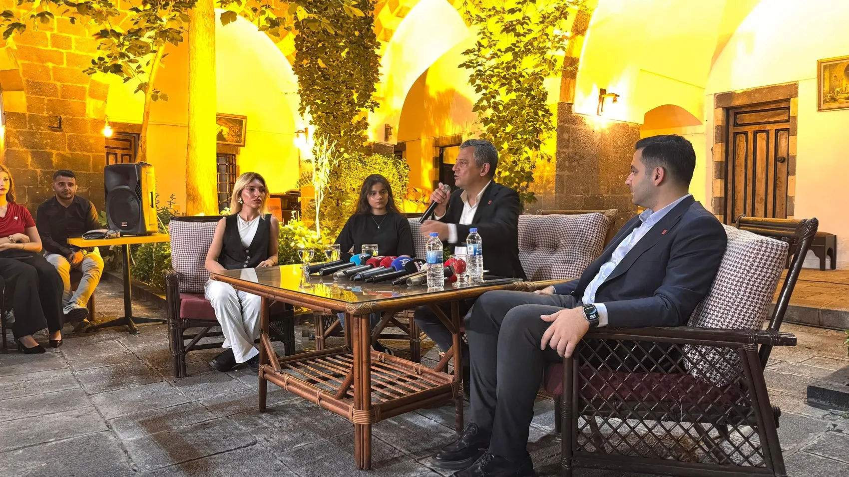 Özgür Özel Diyarbakırlı gençlerle siyaseti konuştu