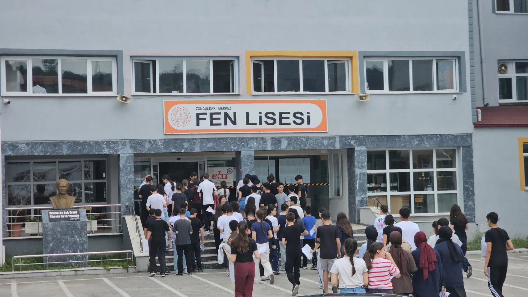 LGS heyecanında büyük panik Kardeşinin kimliğiyle sınava gelince