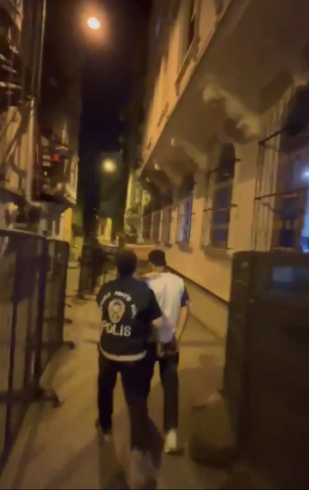 Galata'da turistleri hedef alan boyacıya sokaktan geçenler engel oldu