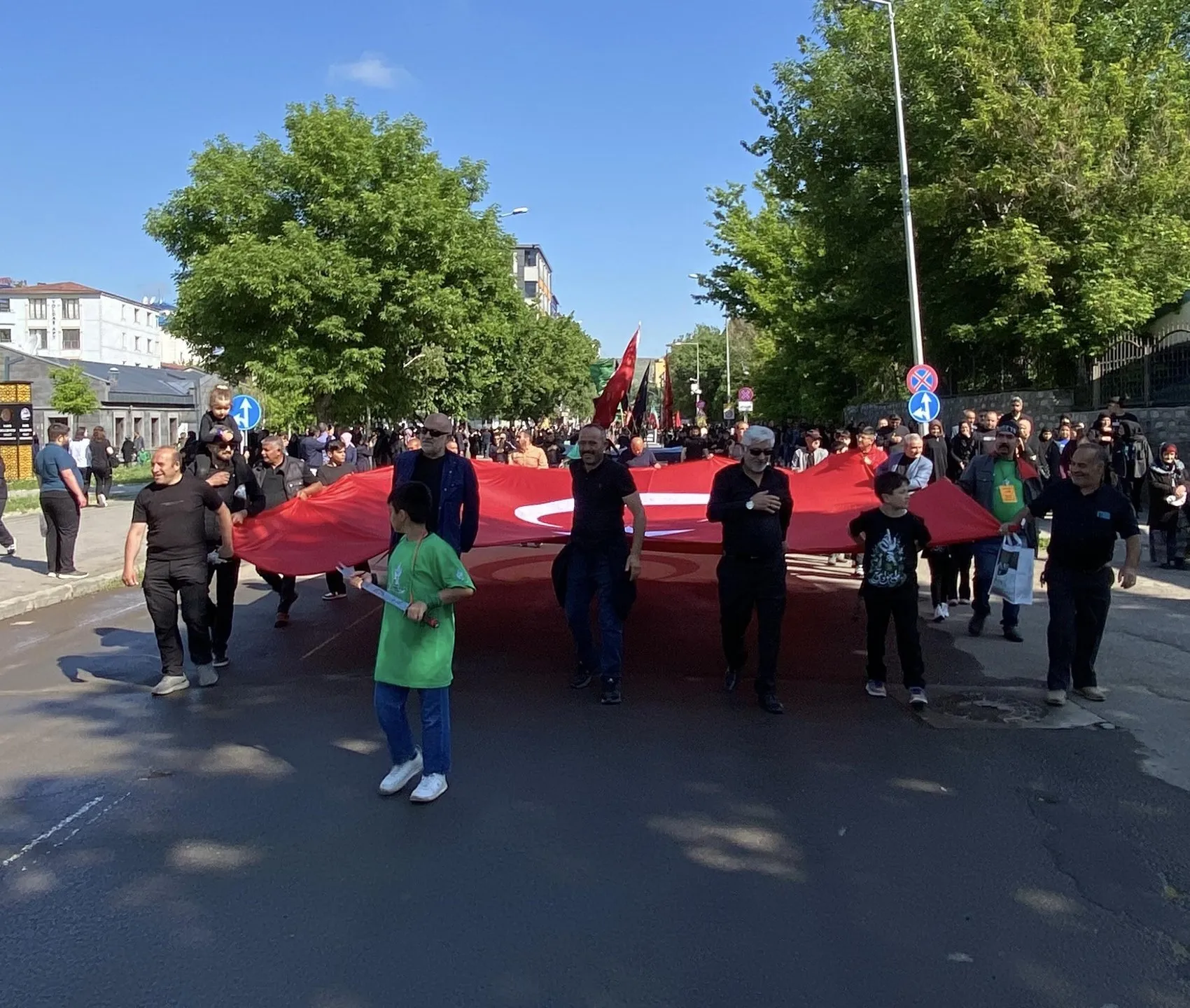 Kars sokaklarında yas yürüyüşü