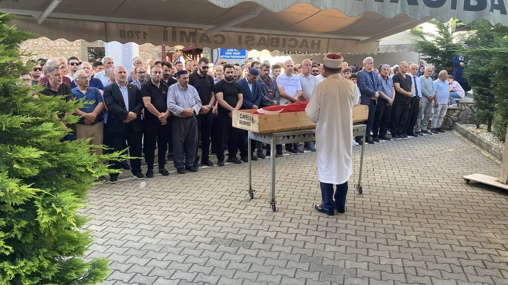 Rize’deki trafik kazasında hayatını kaybeden iki arkadaş defnedildi
