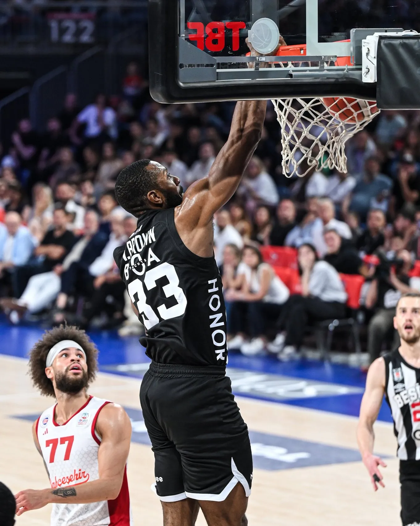 Beşiktaş final biletini son maça taşıdı