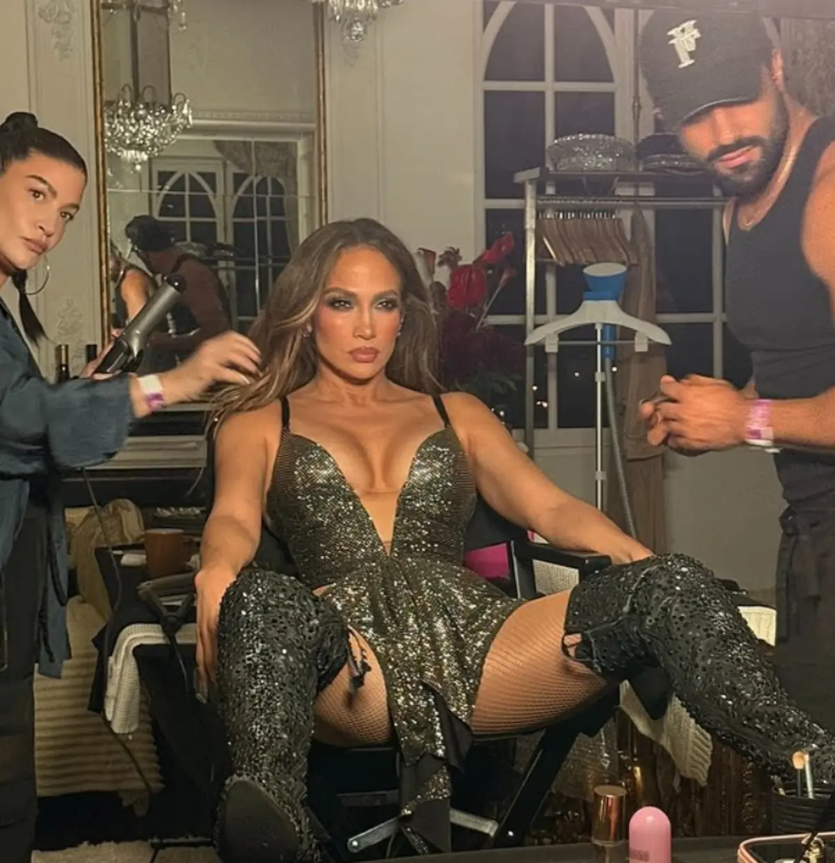 Jennifer Lopez in Cannes pozu olay oldu! Sosyal medyada “Bacaklarını kapat” tepkisi 2