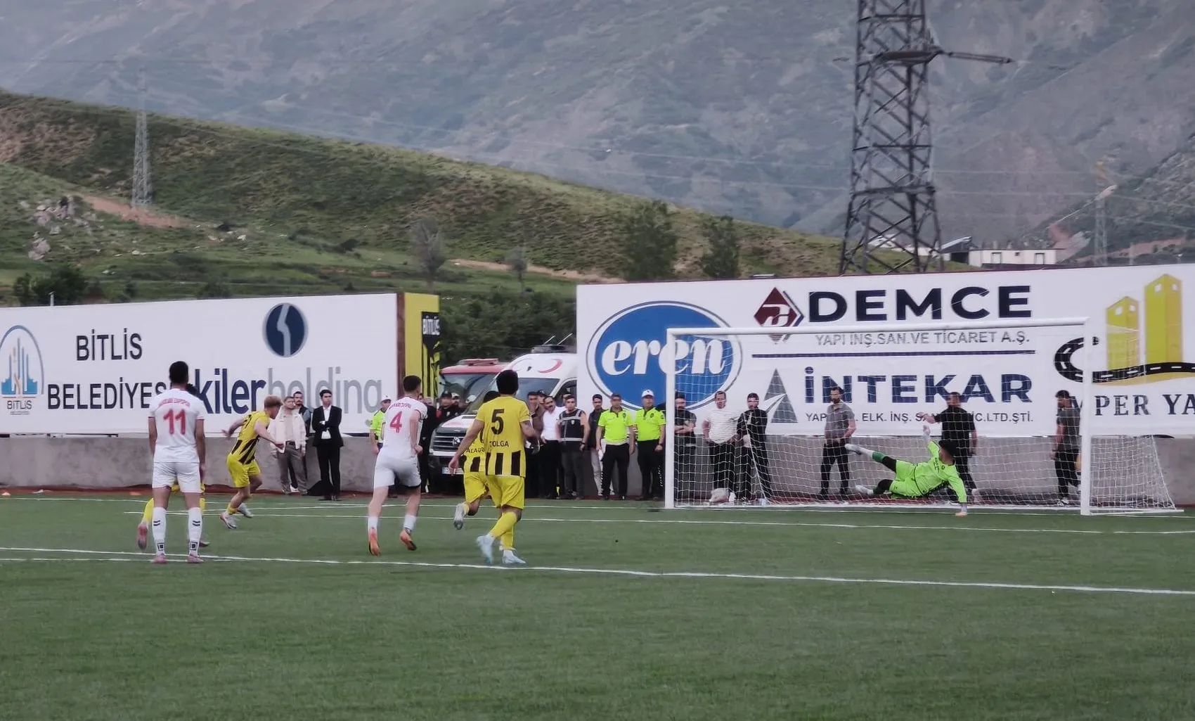 Bitlis Spor 1916 uzatmalarda gelen gollerle finale adını yazdı