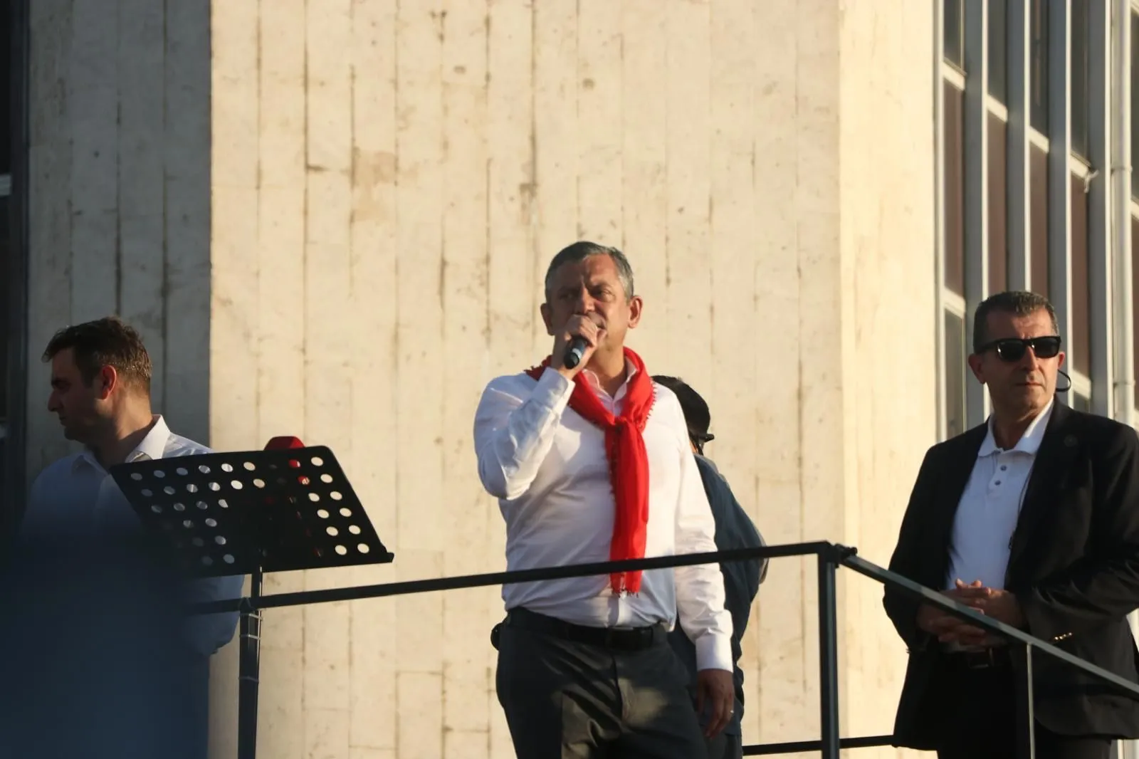 Özgür Özel'den İzmir'de meydan okuma