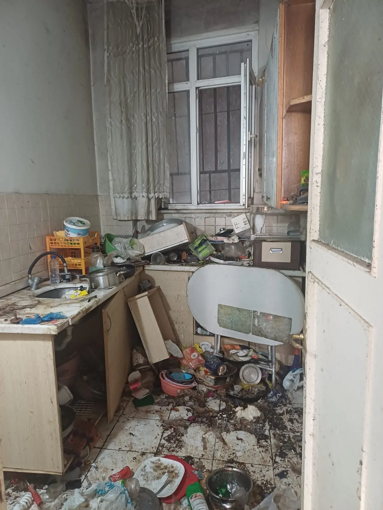Ataşehir'de bir daireden beş kamyon atık çıktı