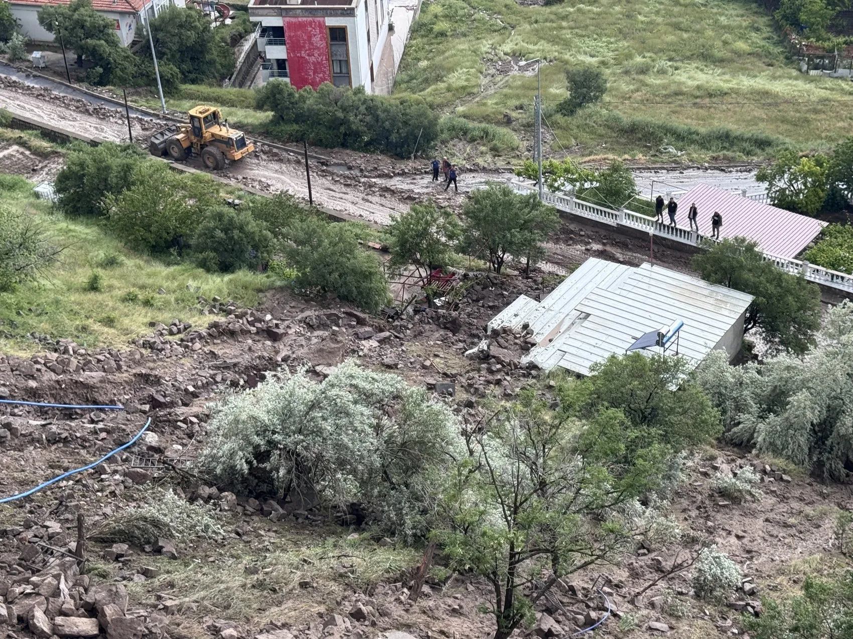 Kayseri'de sağanak duvarı yıktı geçti
