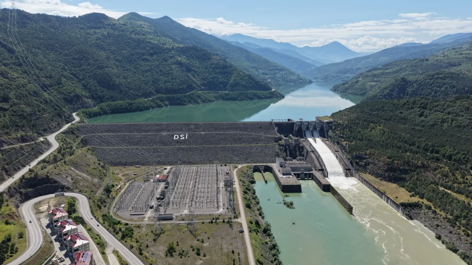 Artvin’de barajlar doldu taştı Su tahliyesi başladı