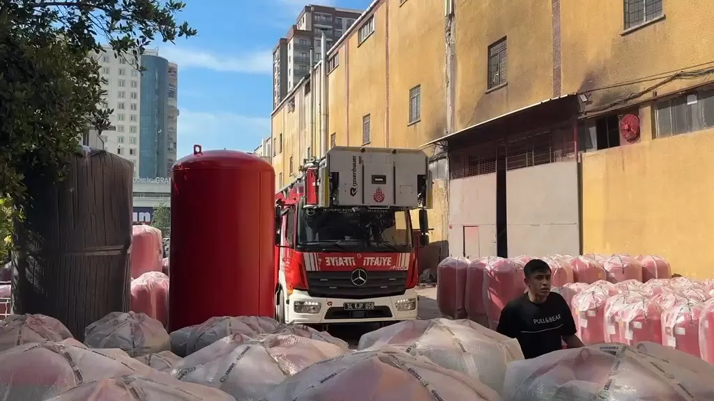 Esenyurt’ta sanayi bölgesinden dumanlar yükseliyor